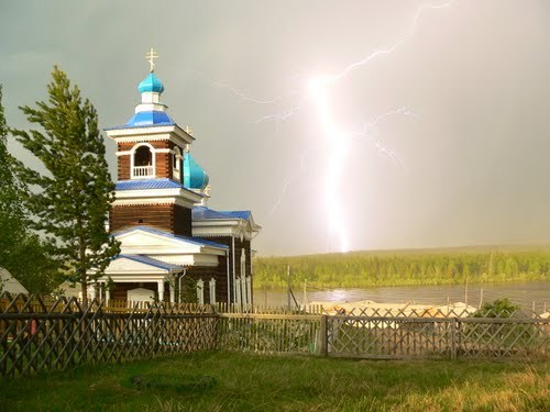 Удар молнии, храм в Нелькане, Хабаровского края